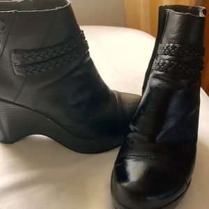 JBU 8.5 women's ankle boots with high platform and heel .